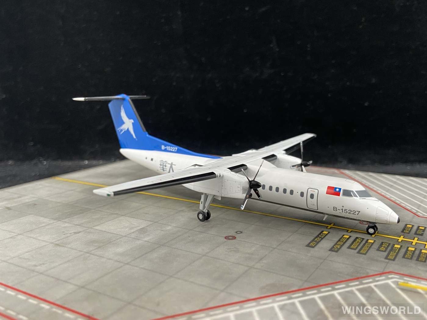 ALBATROS 1:200 ALB2GCA237 Great China 大华航空 Bombardier Dash 8-300 B-15227