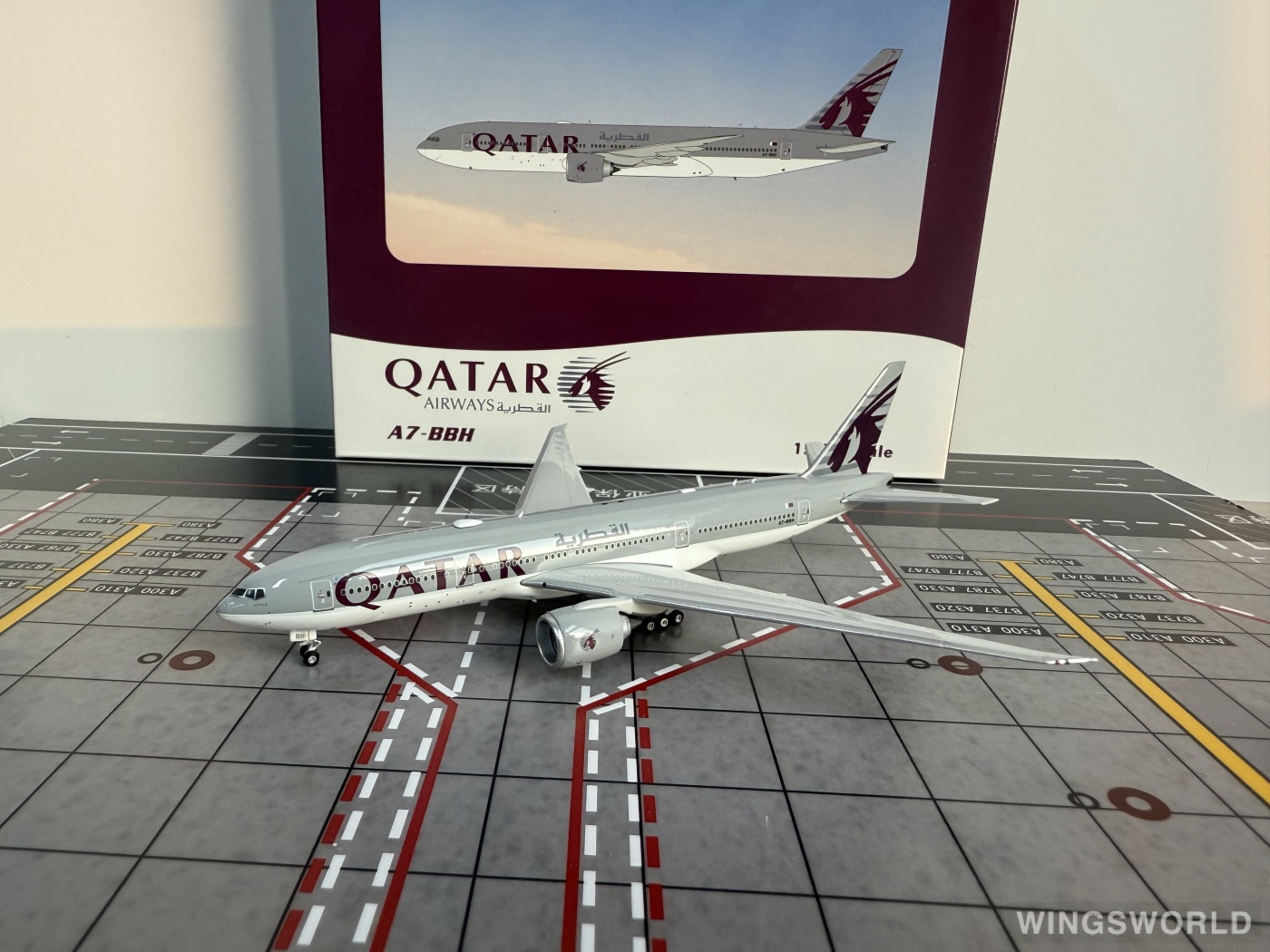 Phoenix 1:400 PH04548 Qatar 卡塔尔航空 Boeing 777-200LR A7-BBH