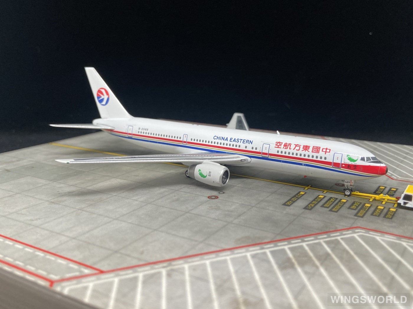 Phoenix 1:400 PH11960 China Eastern 中国东方航空 Boeing 767-300ER B-2569