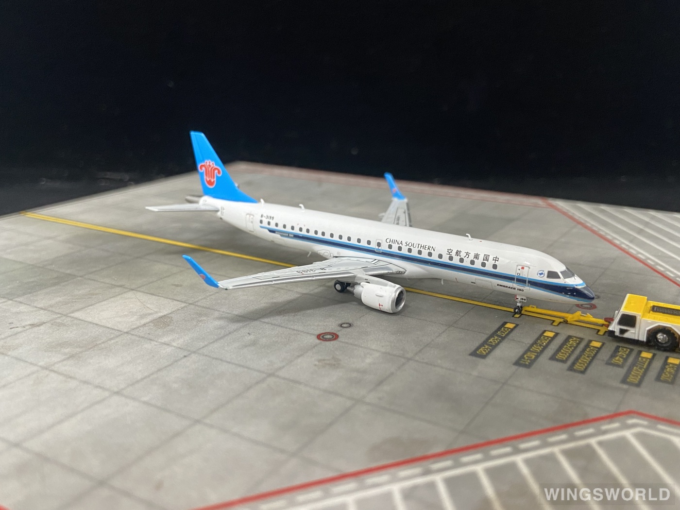 Undefined Collectibles 1:400 90CZB5 China Southern 中国南方航空 Embraer ERJ-190 B-3199
