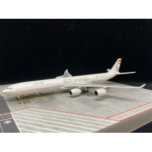 Etihad Airways 阿提哈德航空 Airbus A340-600 A6-EHK 2004s colors. 