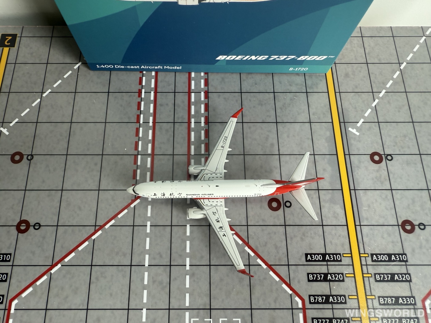 AeroPolaris 1:400 HA7380014 Shanghai Airlines 上海航空 Boeing 737-800 B-1720