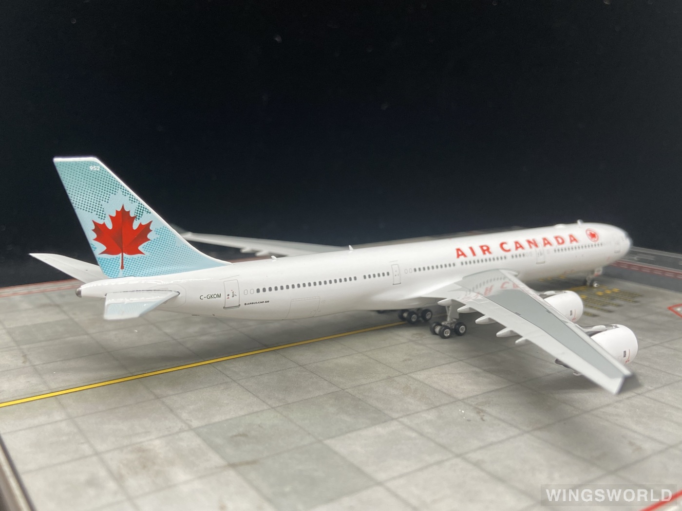 Phoenix 1:400 PH12002 Air Canada 加拿大航空 Airbus A340-500 C-GKOM