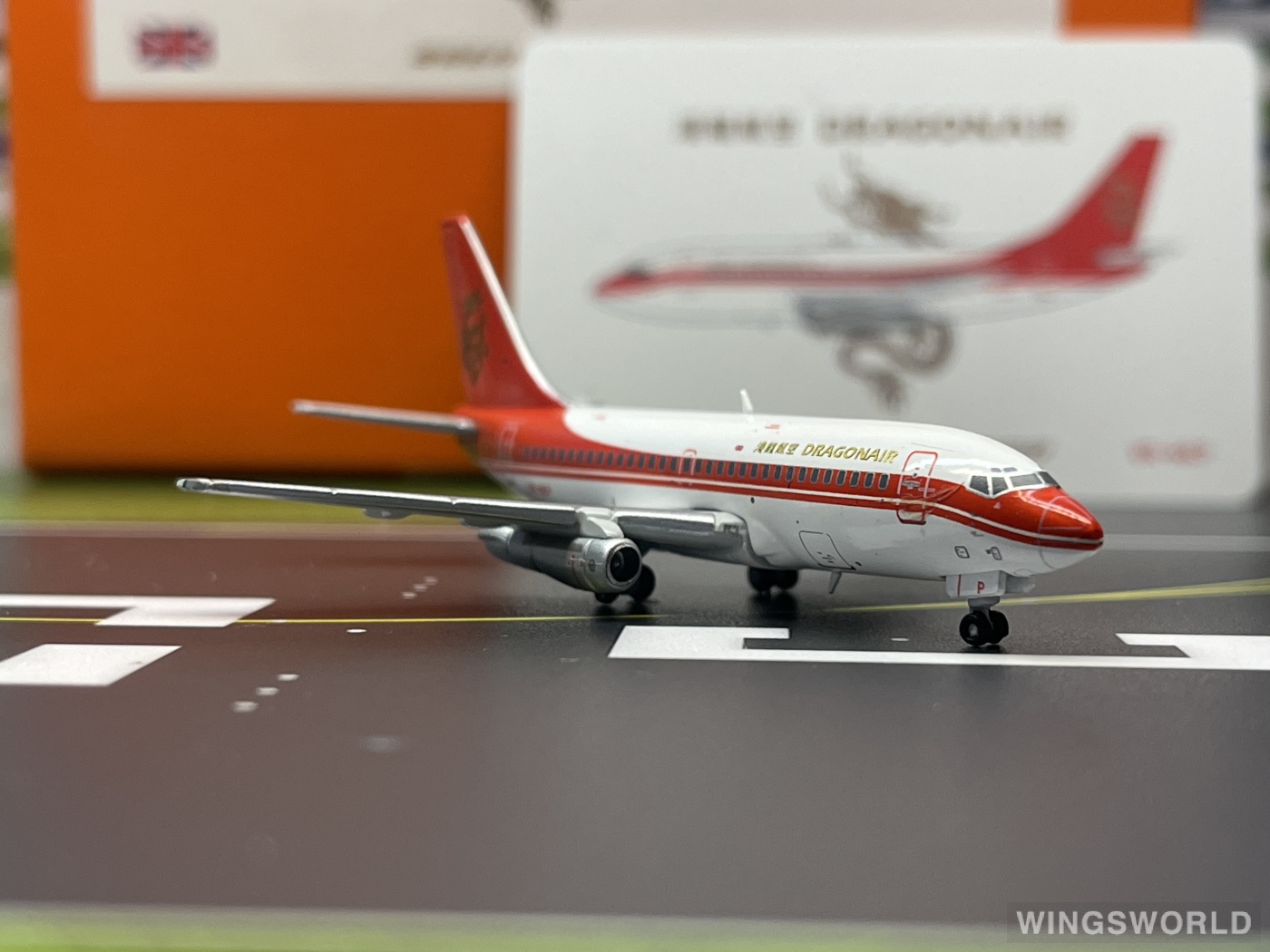JC Wings 1:400 EW4732001 Dragonair 港龙航空 Boeing 737-200 VR-HKP